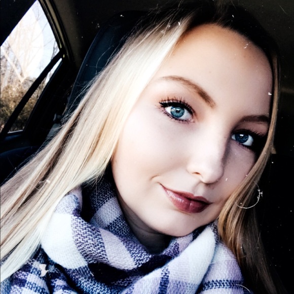 Profile Picture of Emma Waldrep (@egwaldrep) on Poshmark