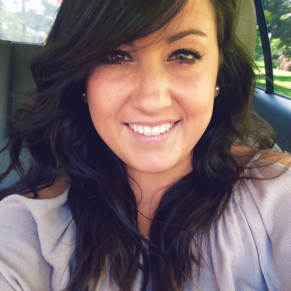 Profile Picture of Shelley Sweatt (@shellsweatt) on Poshmark