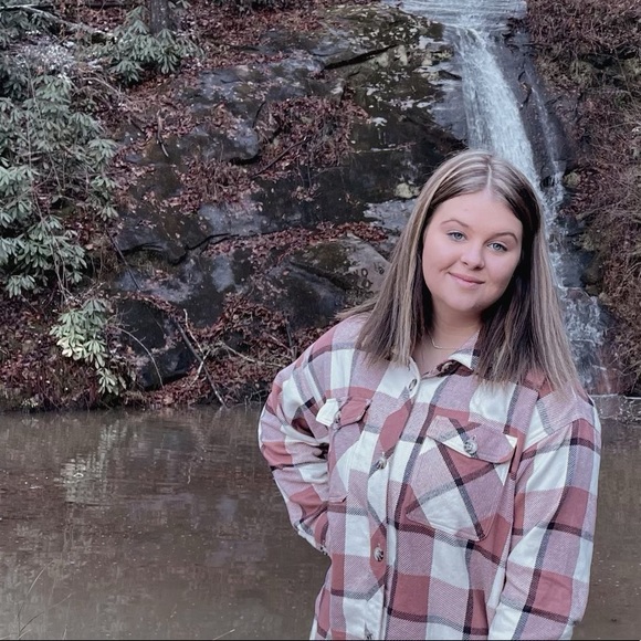 Profile Picture of Olivia Everhardt (@oliviaeverhardt) on Poshmark