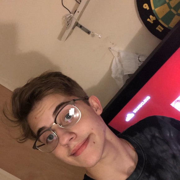 Profile Picture of Derek Devlin (@d3vl1n) on Poshmark