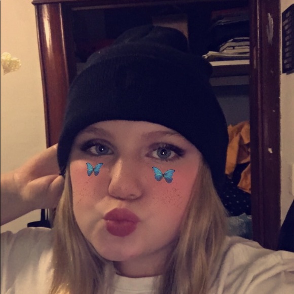 Profile Picture of Emma Stemper (@emmastemper) on Poshmark