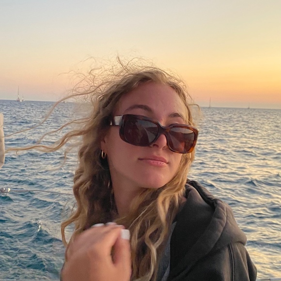 Profile Picture of Victoria Reynolds (@vickthegurl) on Poshmark