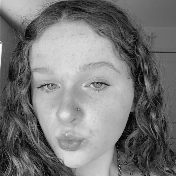 Profile Picture of Leah Mullins (@lrmullins1010) on Poshmark