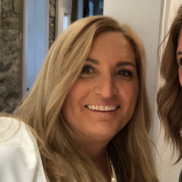 Profile Picture of Lisa Oswald (@l_oswald) on Poshmark