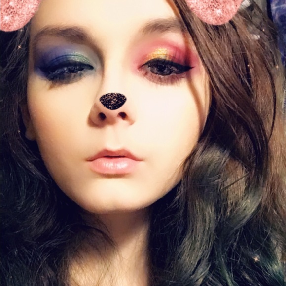 Profile Picture of Chrissy Veach (@christinalynnv2) on Poshmark