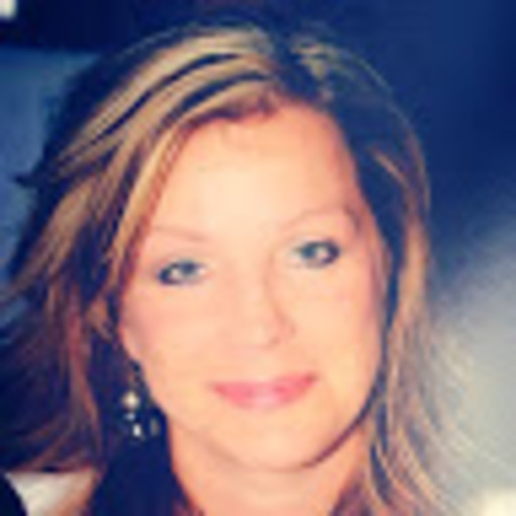 Profile Picture of Kim Hudlow (@hudlowcrew) on Poshmark