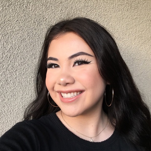 Profile Picture of Amanda Gill (@mandagill13) on Poshmark