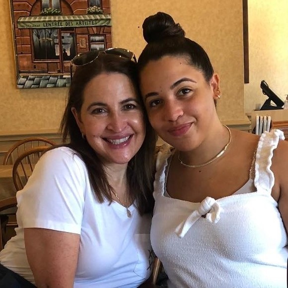 Profile Picture of Pamela Muguerza (@pamelamug) on Poshmark