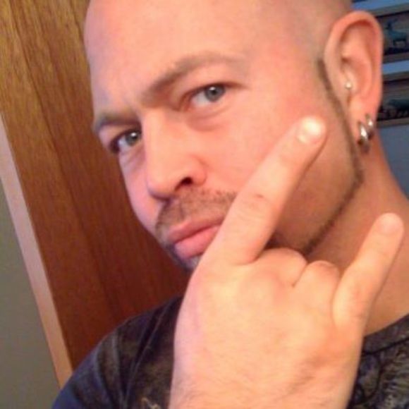 Profile Picture of Jeff James (@jeffjames826) on Poshmark