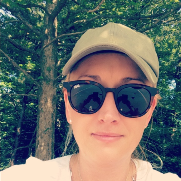 Profile Picture of Phoebe Simpson (@phoebe_simpson) on Poshmark