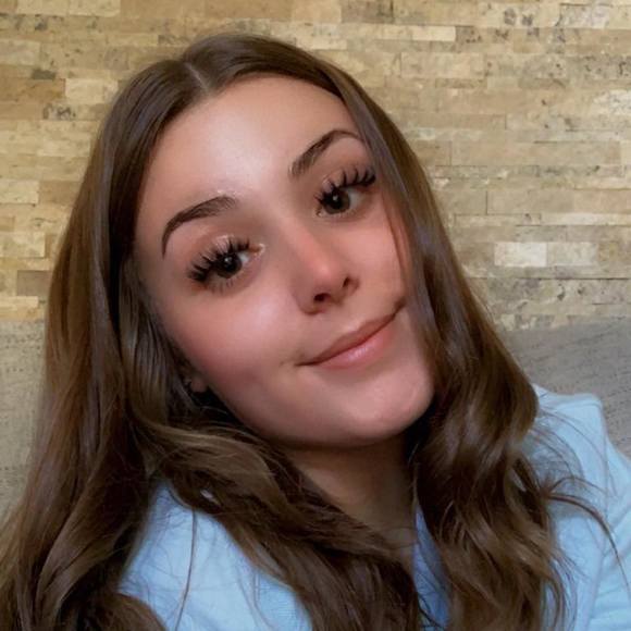 Profile Picture of Gracie Lanigan (@gracielanigan) on Poshmark