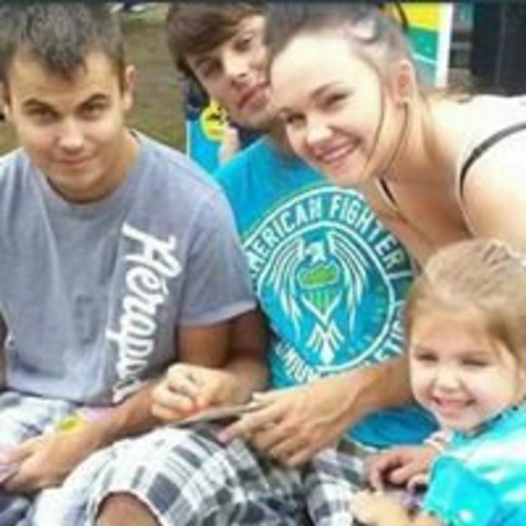 Profile Picture of Sarah Milovich (@sarahmoravitz) on Poshmark