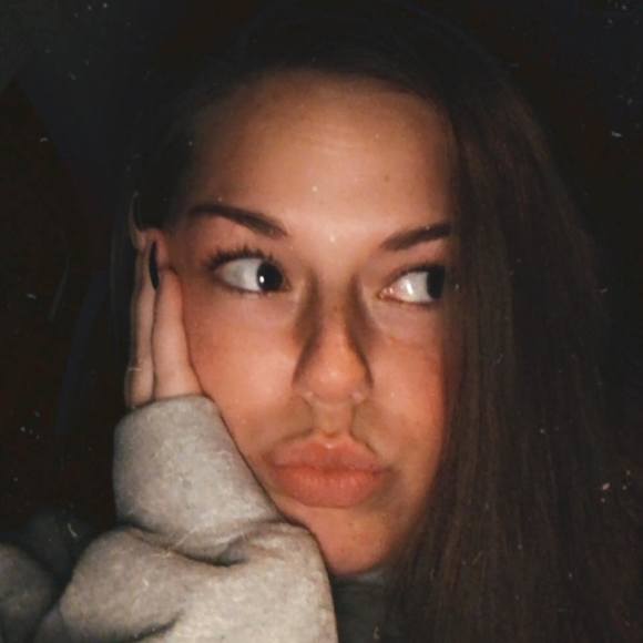 Profile Picture of Allison Thrower (@akthrower) on Poshmark