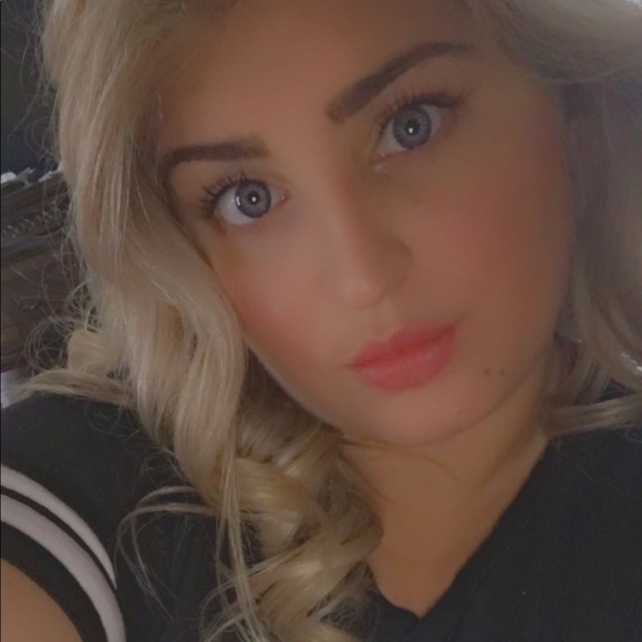 Profile Picture of Bianca Mora (@biinx1226) on Poshmark