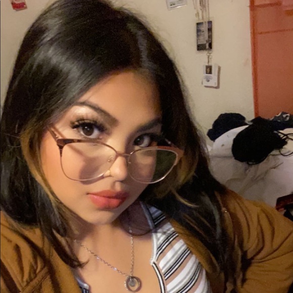 Profile Picture of Alexandra Gonzalez (@alexgm082) on Poshmark