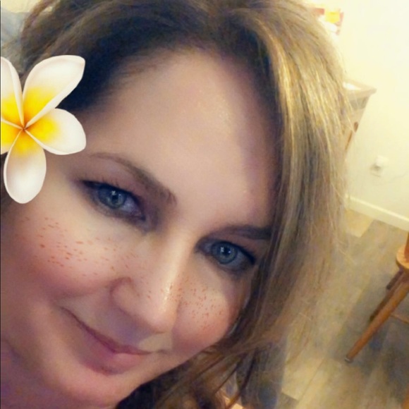 Heidi Lucito - Poshmark Profile Picture of Heidi Lucito (@heidilucito) on Poshmark