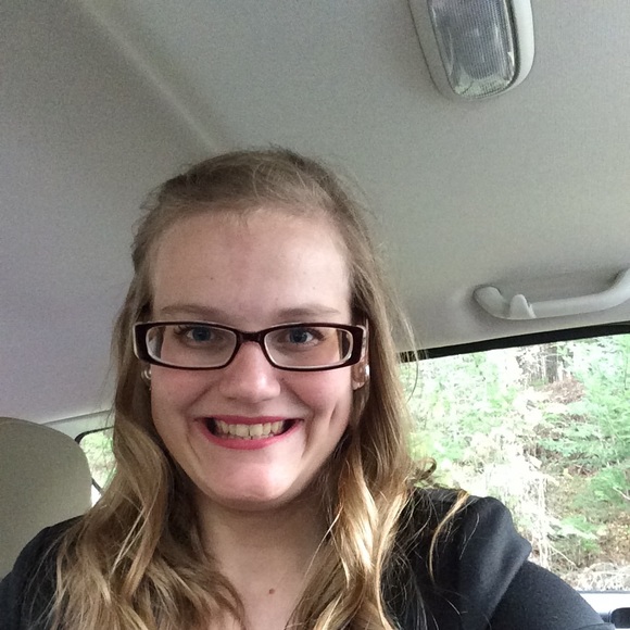 Profile Picture of Elizabeth Mayzik (@elizabethmayzik) on Poshmark