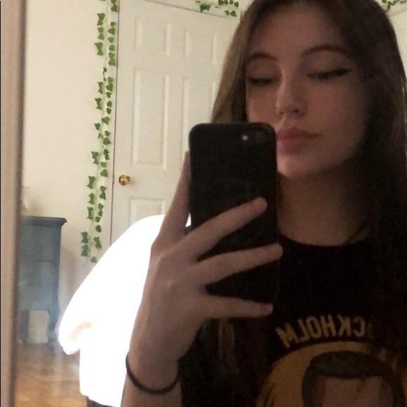 Profile Picture of Kendra Carson (@rainecarson) on Poshmark
