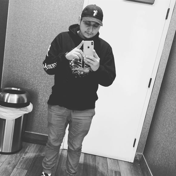 Profile Picture of Vincent Andaverde (@konogx10) on Poshmark