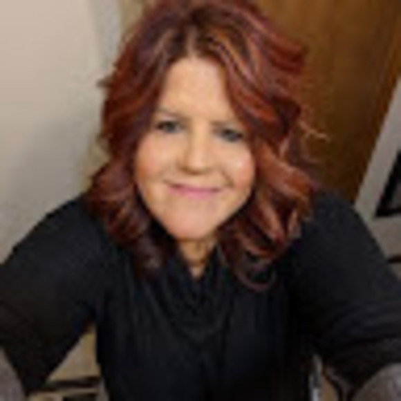 Profile Picture of Barb Barron (@beauteeb) on Poshmark