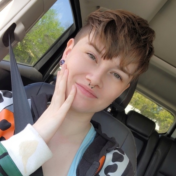 Profile Picture of Nasya Veech (@nasyar) on Poshmark