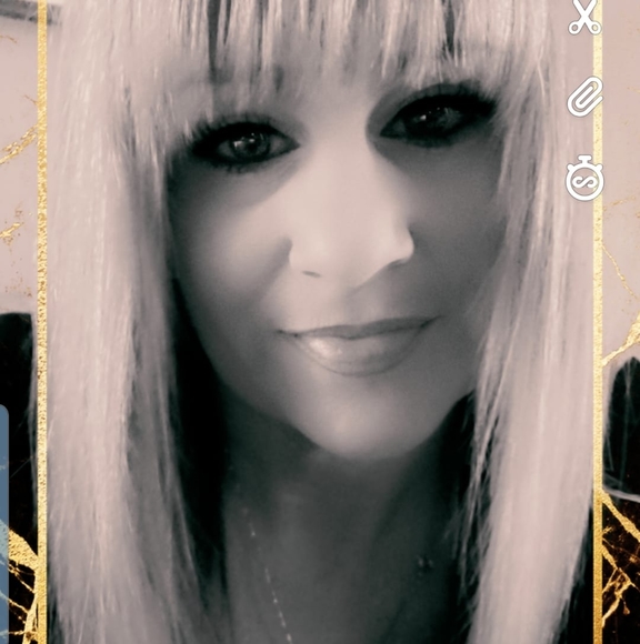 Profile Picture of Stacey Nicholas (@staceynicholas) on Poshmark
