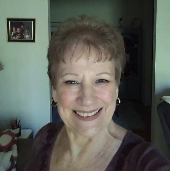 Profile Picture of Debbie Daniel (@kclakelover) on Poshmark