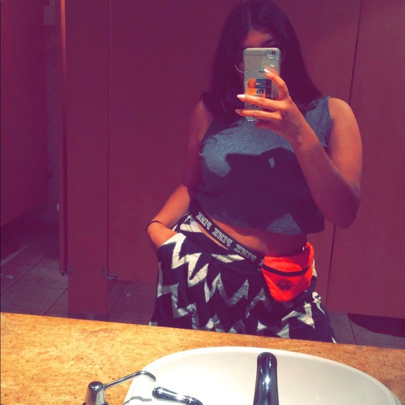 Profile Picture of Eleanor Moquete (@eleenur) on Poshmark