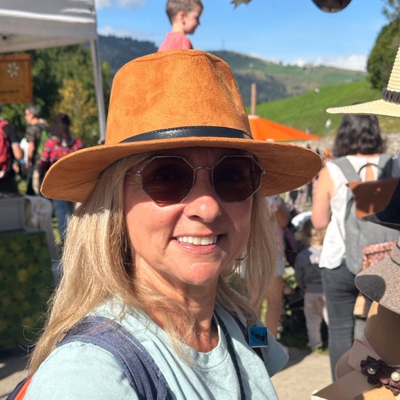 Profile Picture of Nancy Thivierge (@nancythivierge) on Poshmark