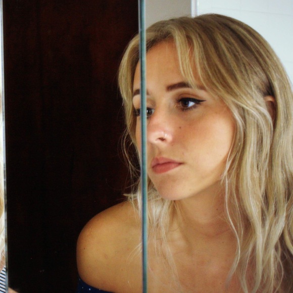 Profile Picture of Lauren Hondroulis (@lahondroulis) on Poshmark