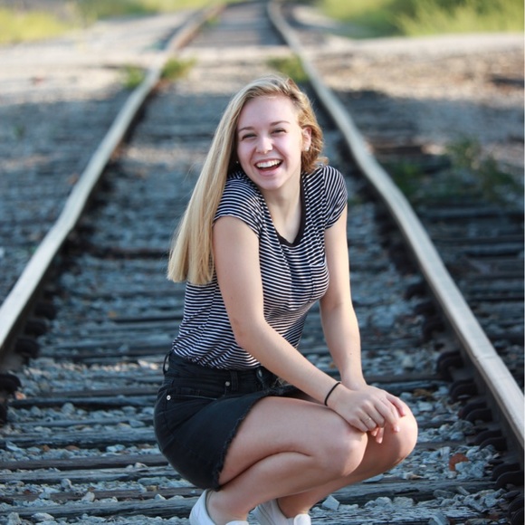 Profile Picture of Jess Glenn (@eryn_glrnn10) on Poshmark