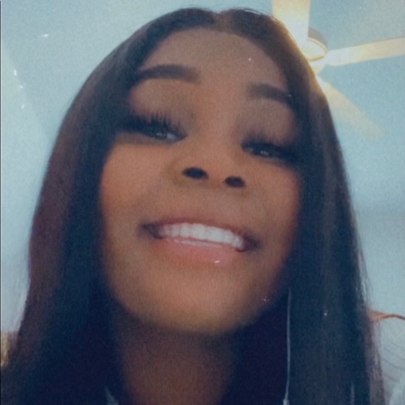 Profile Picture of Morgann Claxton (@morgann_xoxo) on Poshmark