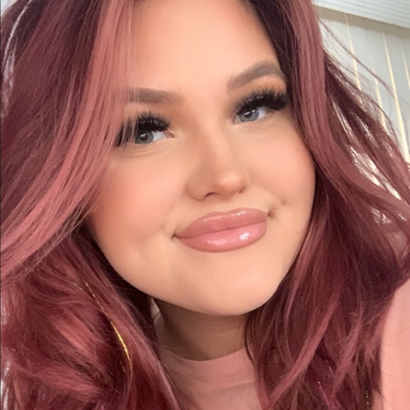 Profile Picture of Rebecca Schneider (@bschneid55) on Poshmark