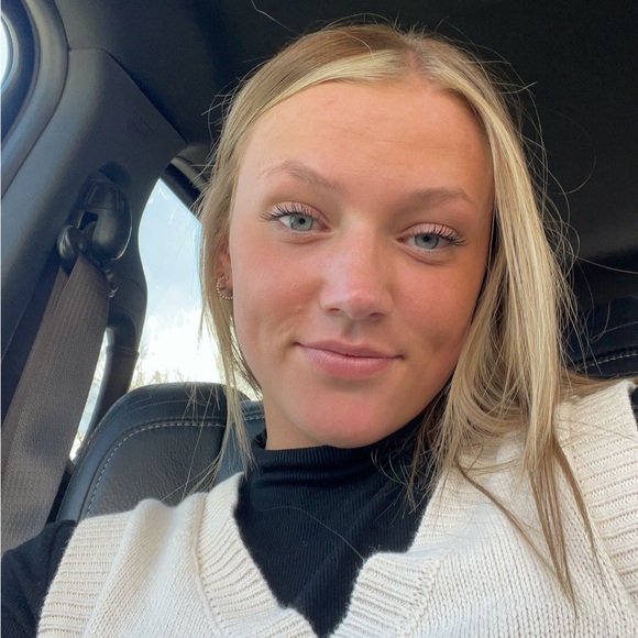 Profile Picture of Bailey Matthews (@bai_matthews4) on Poshmark
