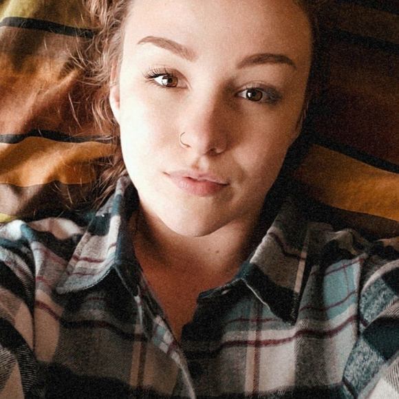 Profile Picture of Arianna Perschke (@annielane) on Poshmark