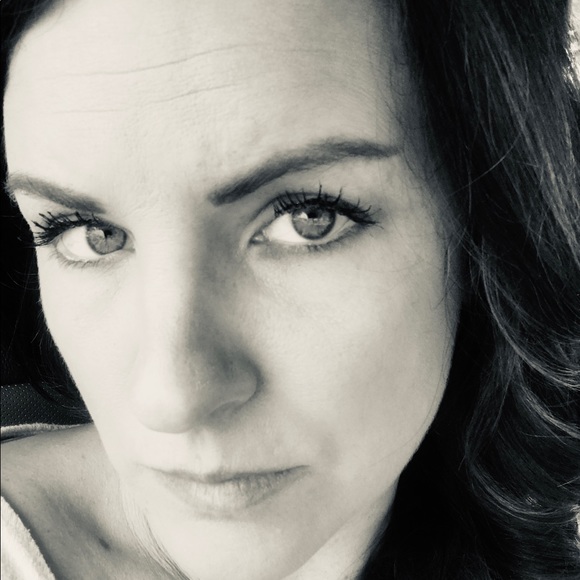 Profile Picture of Lauren Andrews (@leandrews57) on Poshmark