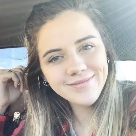 Profile Picture of Michaela Gammons (@mgammons) on Poshmark
