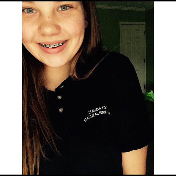 Profile Picture of Laralee Wright (@laraleew) on Poshmark