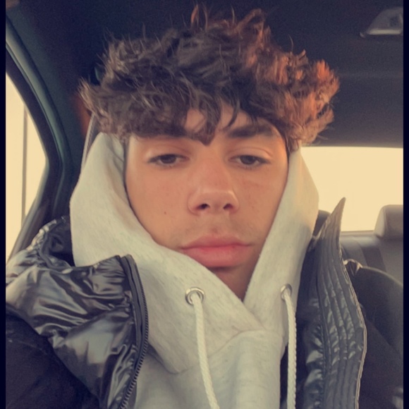 Profile Picture of Jadon Rozen (@jadonrozen) on Poshmark