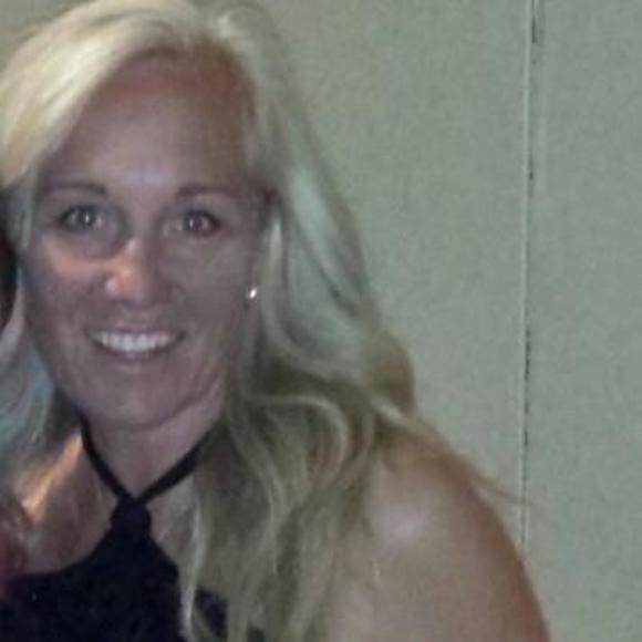 Profile Picture of Lorie Greseth (@loriegreseth) on Poshmark