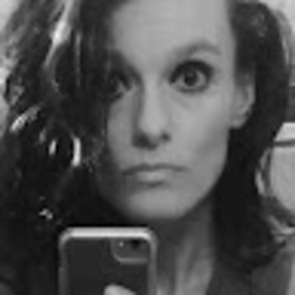 Julia Brendle - Poshmark Profile Picture of Julia Brendle (@j_brendle) on Poshmark