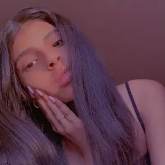 Anelle Tavares - Poshmark Profile Picture of Anelle Tavares (@anelle13) on Poshmark