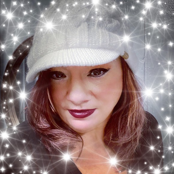 Profile Picture of Dori Hosfelt (@deelytefull) on Poshmark