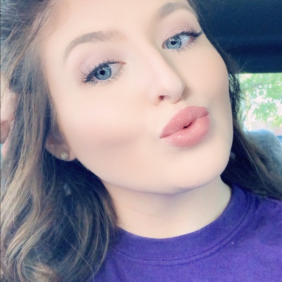 Profile Picture of Megan Hauger (@mrose416) on Poshmark