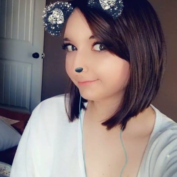 Profile Picture of Alexis Vanhoozer (@lexigirl12345) on Poshmark