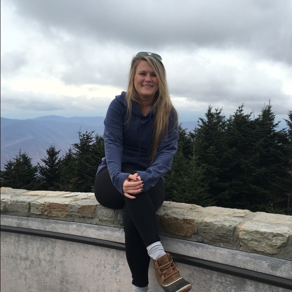 Profile Picture of Whitney Burrell (@whatania) on Poshmark