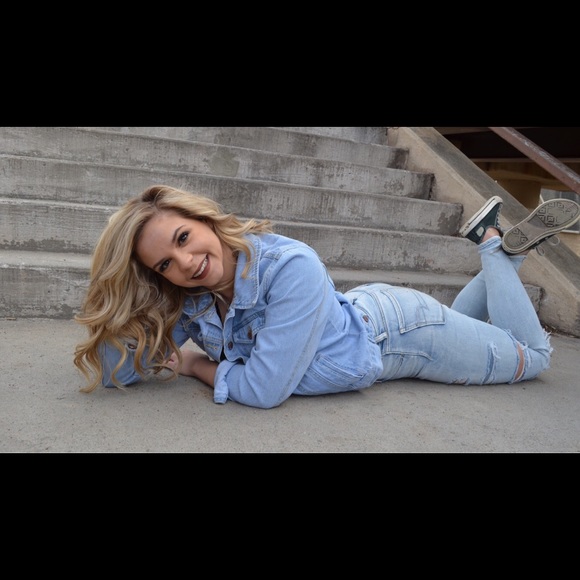 Profile Picture of Mackenzie Studebaker (@mstudebaker17) on Poshmark