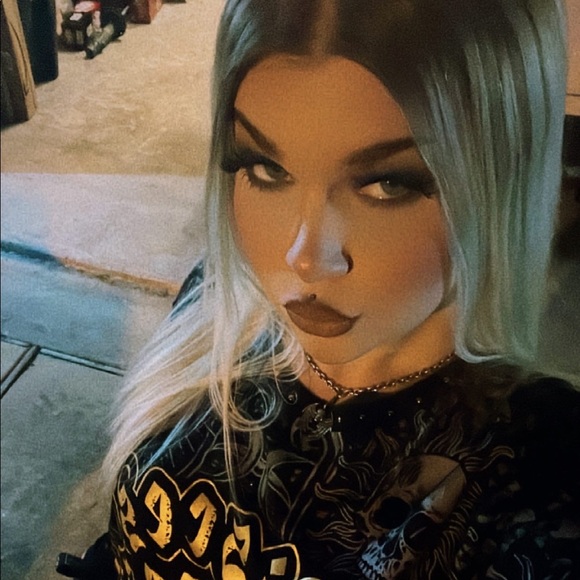 Profile Picture of Kendall Reeder (@lipstickidiot) on Poshmark