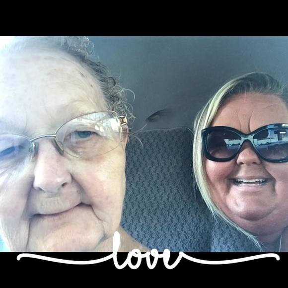 Michelle Pechtl - Poshmark Profile Picture of Michelle Pechtl (@mpechtl15) on Poshmark