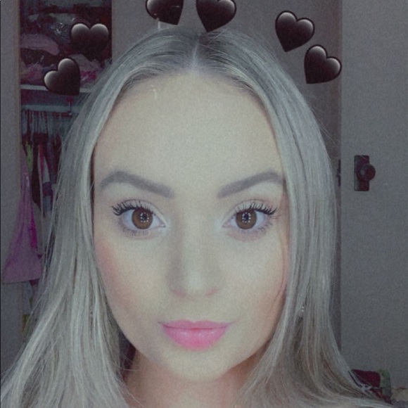 Profile Picture of Chloe Morrison (@chlobowxox) on Poshmark